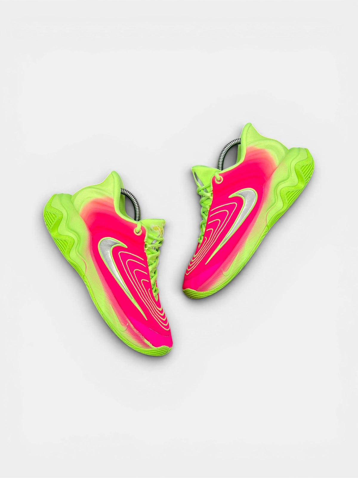 Nike Giannis Immortality 4 Eva — buty sportowe damskie w bardzo dobrym stanie rozmiar 38.5, widok z góry na zewnętrzną stronę butów