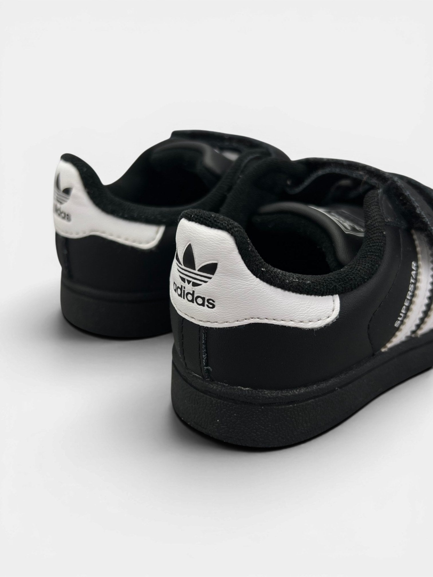 Adidas Superstar II — buty sportowe dziecięce w bardzo dobrym stanie rozmiar 25, widok z góry na zewnętrzną stronę butów