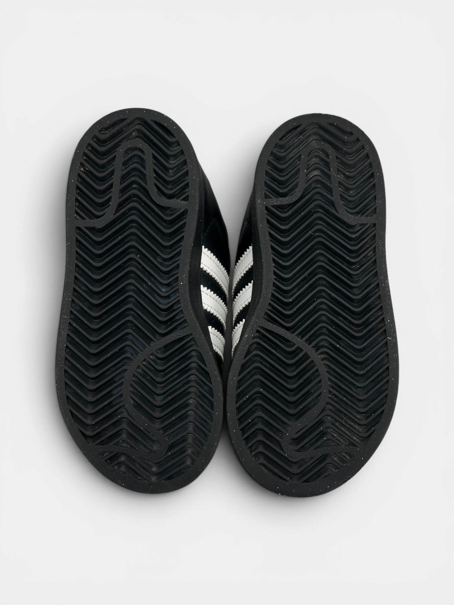 Adidas Superstar II — buty sportowe dziecięce w bardzo dobrym stanie rozmiar 25, zewnętrzny panel prawego buta