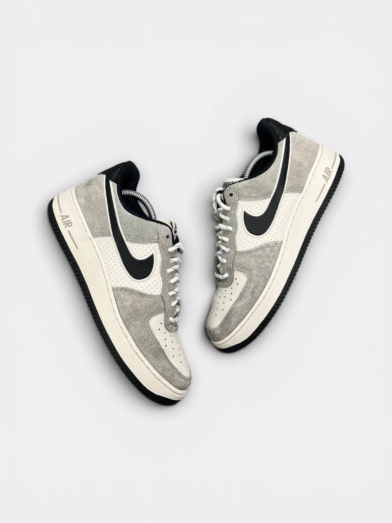 Nike Air Force 1 Low — buty sportowe męskie w bardzo dobrym stanie rozmiar 44, widok z góry na zewnętrzną stronę butów