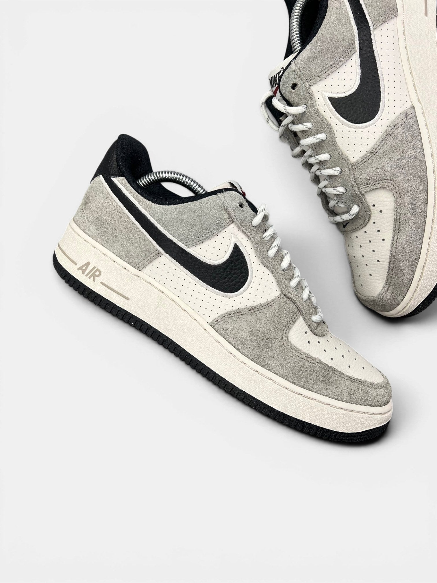 Nike Air Force 1 Low — buty sportowe męskie w bardzo dobrym stanie rozmiar 44, zewnętrzny panel prawego buta