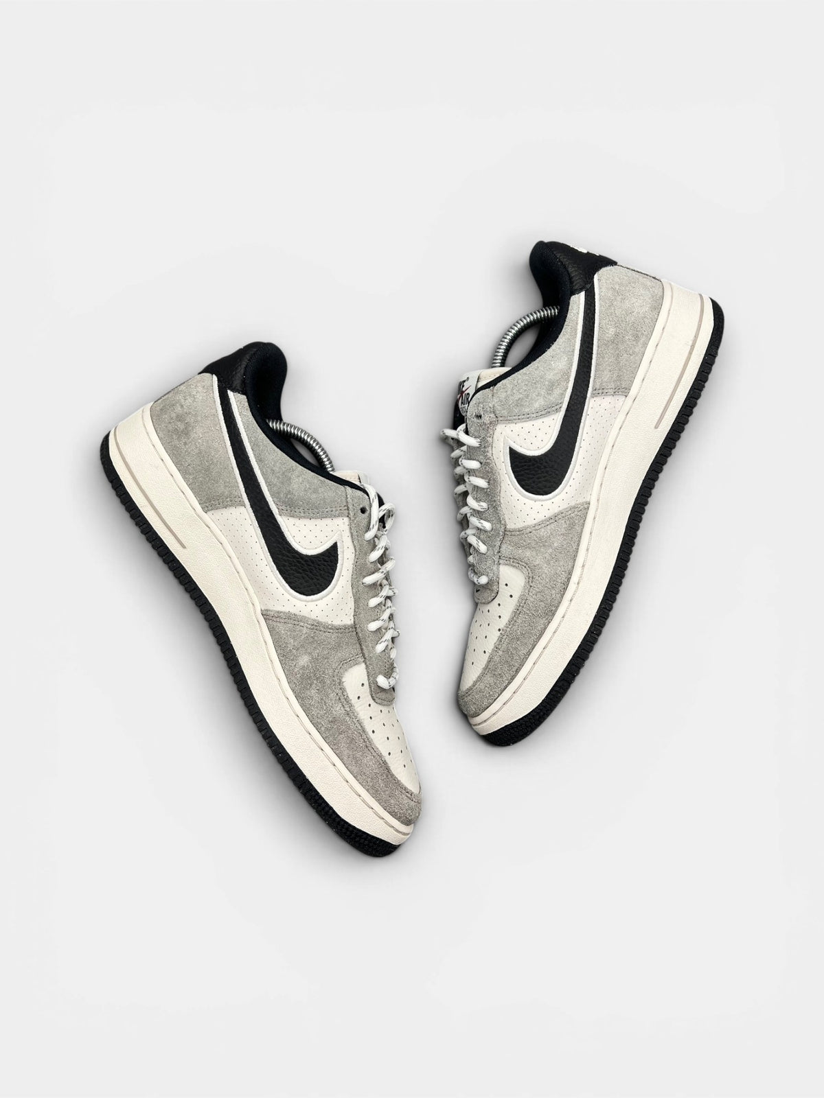 Nike Air Force 1 Low — buty sportowe męskie w bardzo dobrym stanie rozmiar 44, widok z góry na wewnętrzną stronę butów