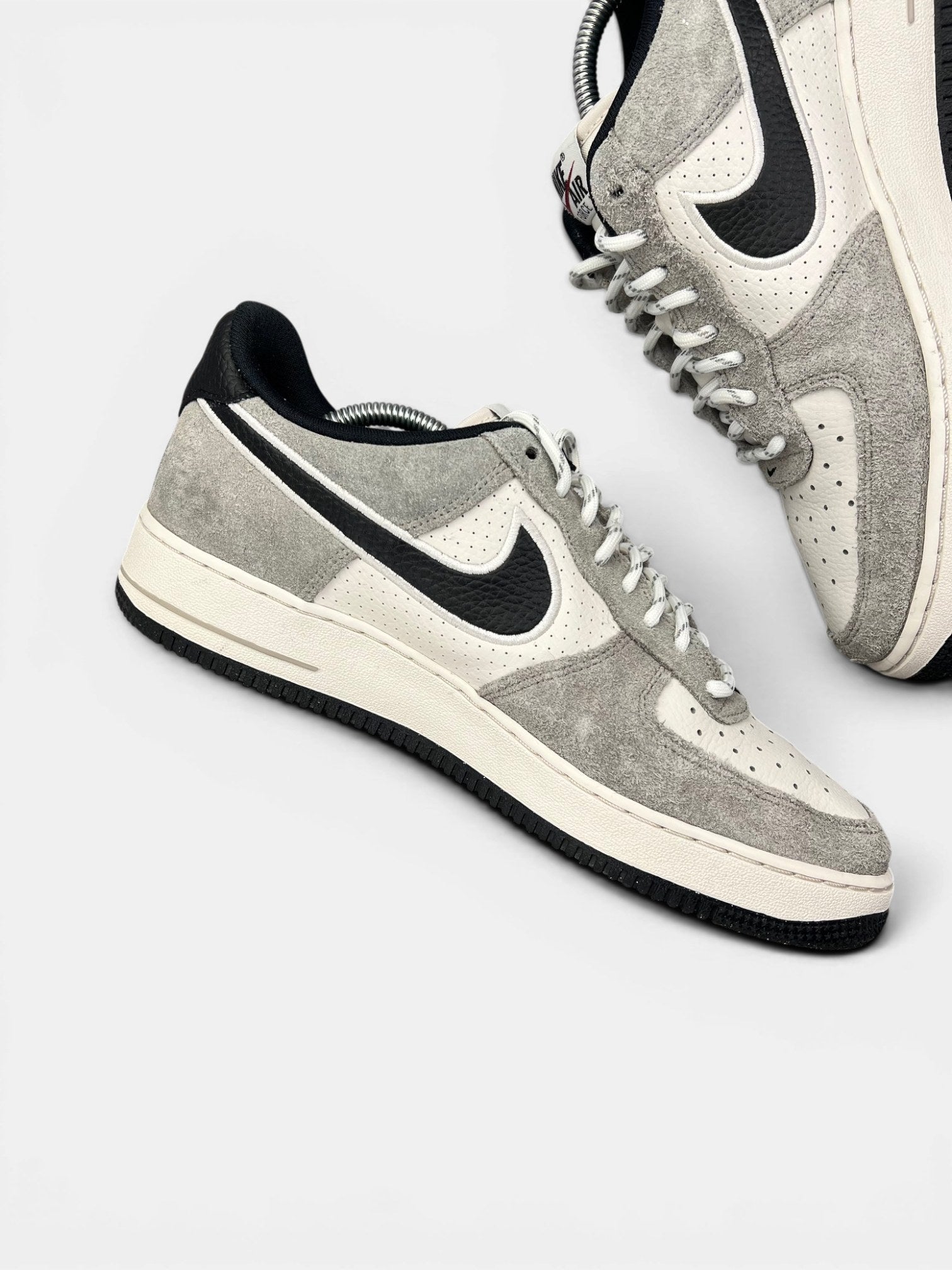 Nike Air Force 1 Low — buty sportowe męskie w bardzo dobrym stanie rozmiar 44, wewnętrzny panel lewego buta