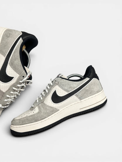 Nike Air Force 1 Low — buty sportowe męskie w bardzo dobrym stanie rozmiar 44, wewnętrzny panel prawego buta