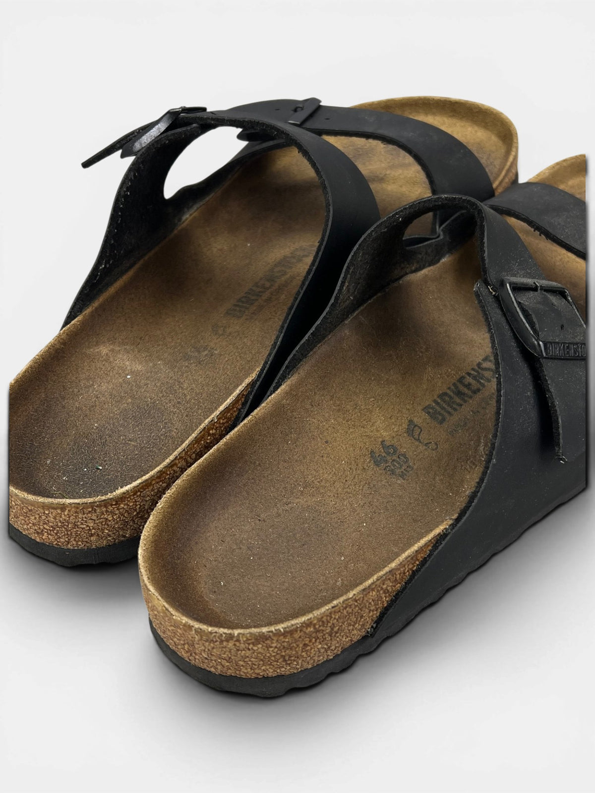 Birkenstock Arizona — klapki męskie w bardzo dobrym stanie rozmiar 46, widok z góry na zewnętrzną stronę butów