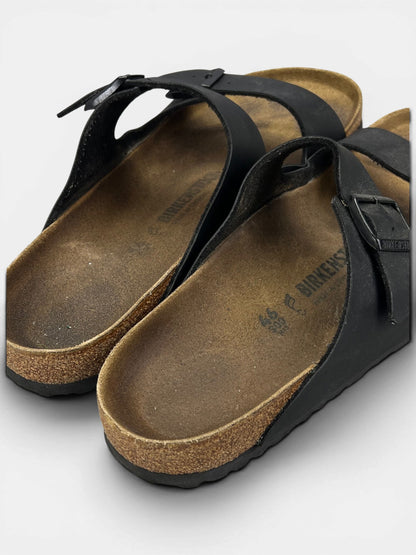 Birkenstock Arizona — klapki męskie w bardzo dobrym stanie rozmiar 46, widok z góry na zewnętrzną stronę butów