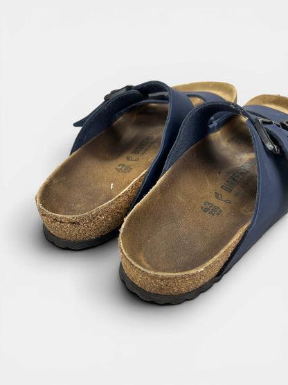 Birkenstock Arizona — klapki męskie w bardzo dobrym stanie rozmiar 43, widok z góry na zewnętrzną stronę butów