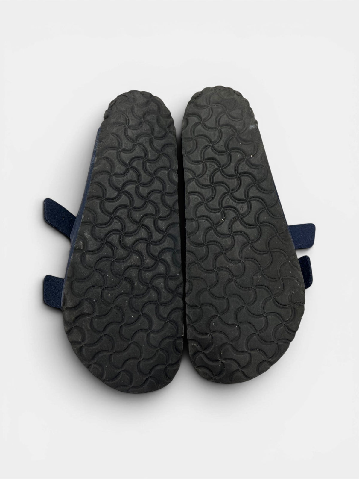 Birkenstock Arizona — klapki męskie w bardzo dobrym stanie rozmiar 43, zewnętrzny panel prawego buta
