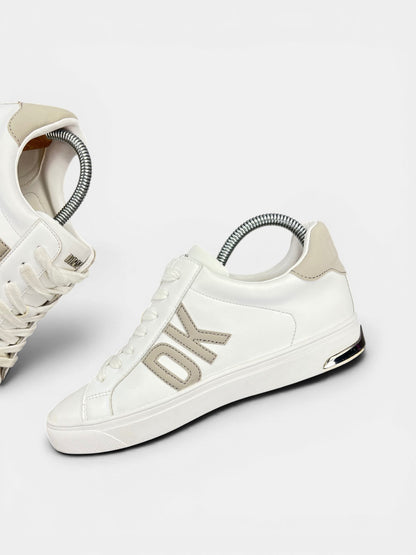 Dkny Abeni — buty sportowe damskie w bardzo dobrym stanie rozmiar 38, zewnętrzny panel lewego buta