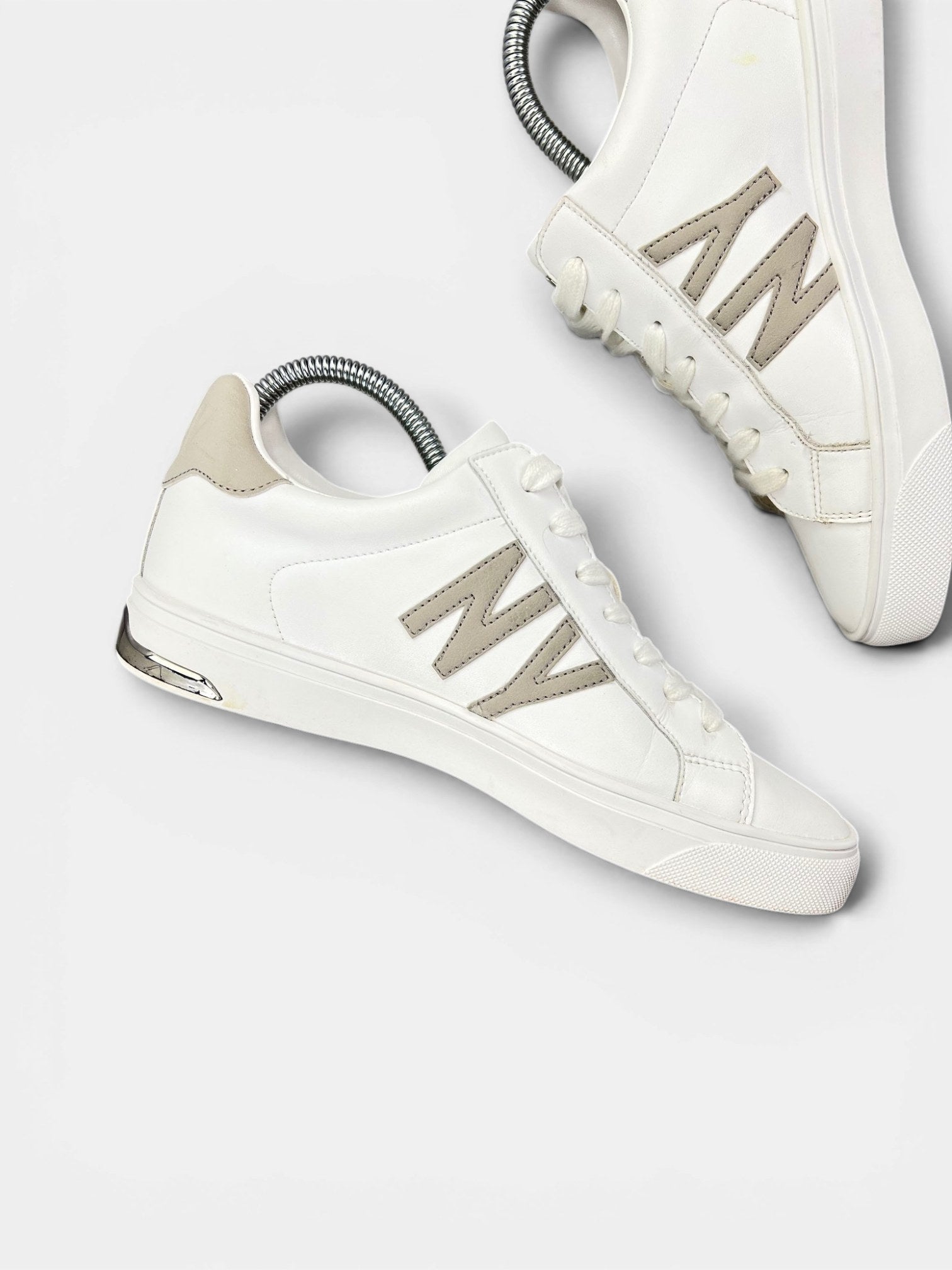 Dkny Abeni — buty sportowe damskie w bardzo dobrym stanie rozmiar 38, wewnętrzny panel lewego buta