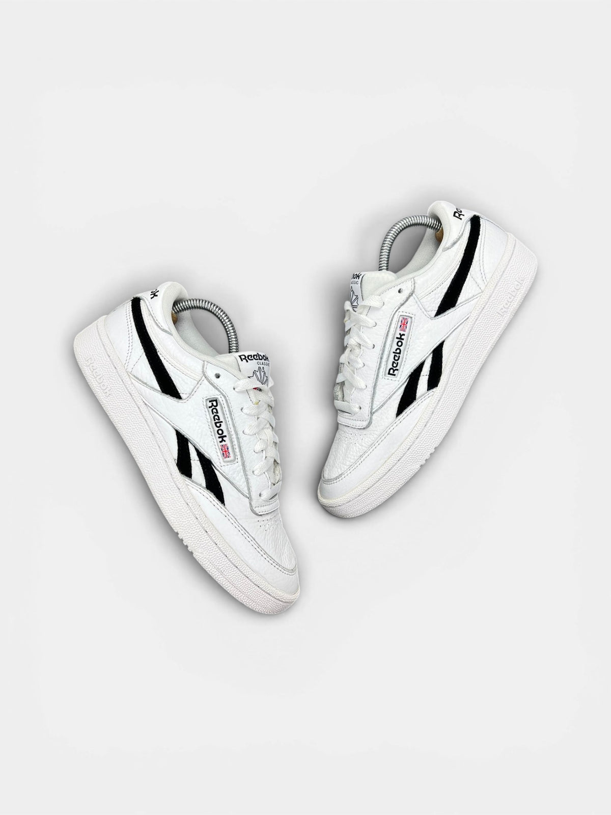 Reebok Club C Revenge — buty sportowe damskie w bardzo dobrym stanie rozmiar 40, widok z góry na zewnętrzną stronę butów
