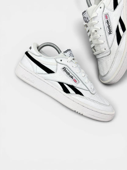 Reebok Club C Revenge — buty sportowe damskie w bardzo dobrym stanie rozmiar 40, zewnętrzny panel prawego buta