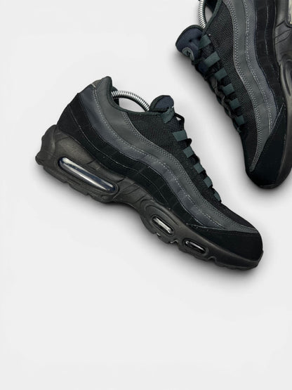 Nike Air Max 95 Black Anthracite — buty sportowe męskie w bardzo dobrym stanie rozmiar 43, wewnętrzny panel lewego buta