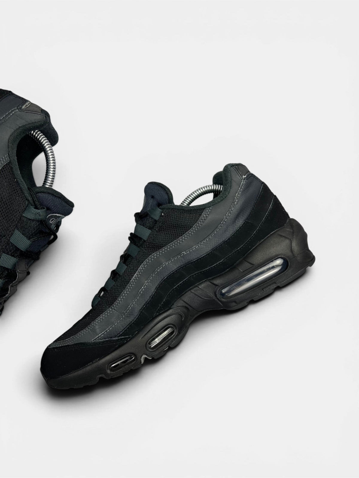 Nike Air Max 95 Black Anthracite — buty sportowe męskie w bardzo dobrym stanie rozmiar 43, wewnętrzny panel prawego buta