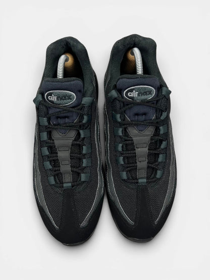 Nike Air Max 95 Black Anthracite — buty sportowe męskie w bardzo dobrym stanie rozmiar 43, widok z góry