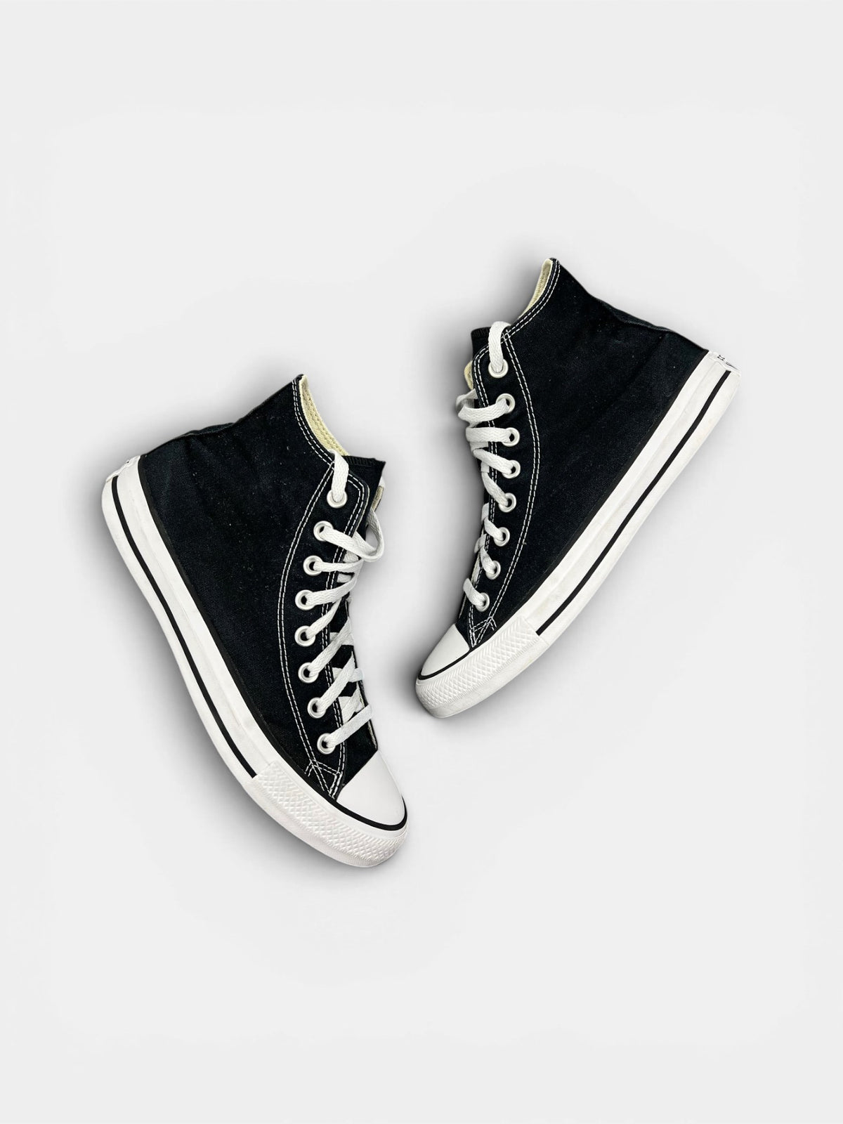 Converse Chuck Taylor All Star Hi — buty sportowe damskie w bardzo dobrym stanie rozmiar 40, widok z góry na zewnętrzną stronę butów