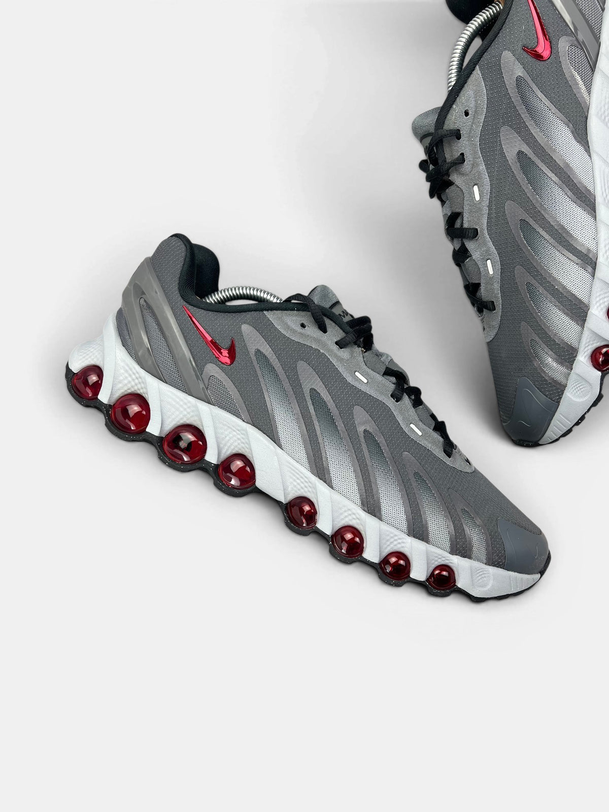 Nike Air Max DN8 “Iron Grey / Bright Crimson” DN8 Grey Crimson — buty sportowe męskie w bardzo dobrym stanie rozmiar 44.5, zewnętrzny panel prawego buta
