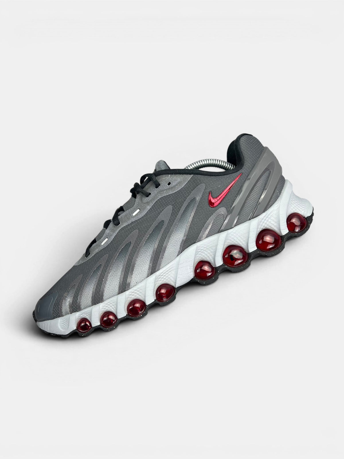Nike Air Max DN8 “Iron Grey / Bright Crimson” DN8 Grey Crimson — buty sportowe męskie w bardzo dobrym stanie rozmiar 44.5, zewnętrzny panel lewego buta