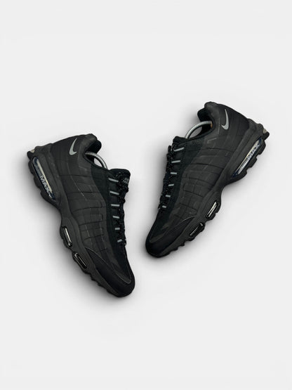 Nike Air Max 95 Ultra “Black / Grey” Ultra Black Grey — buty sportowe męskie w bardzo dobrym stanie rozmiar 44.5, widok z góry na zewnętrzną stronę butów