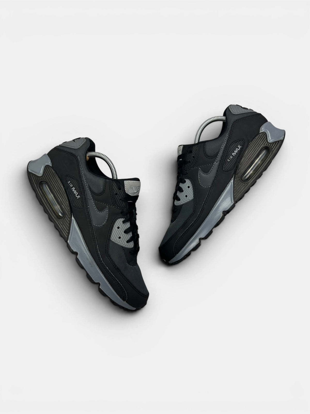 Nike Air Max 90 — buty sportowe męskie w bardzo dobrym stanie rozmiar 43, widok z góry na zewnętrzną stronę butów