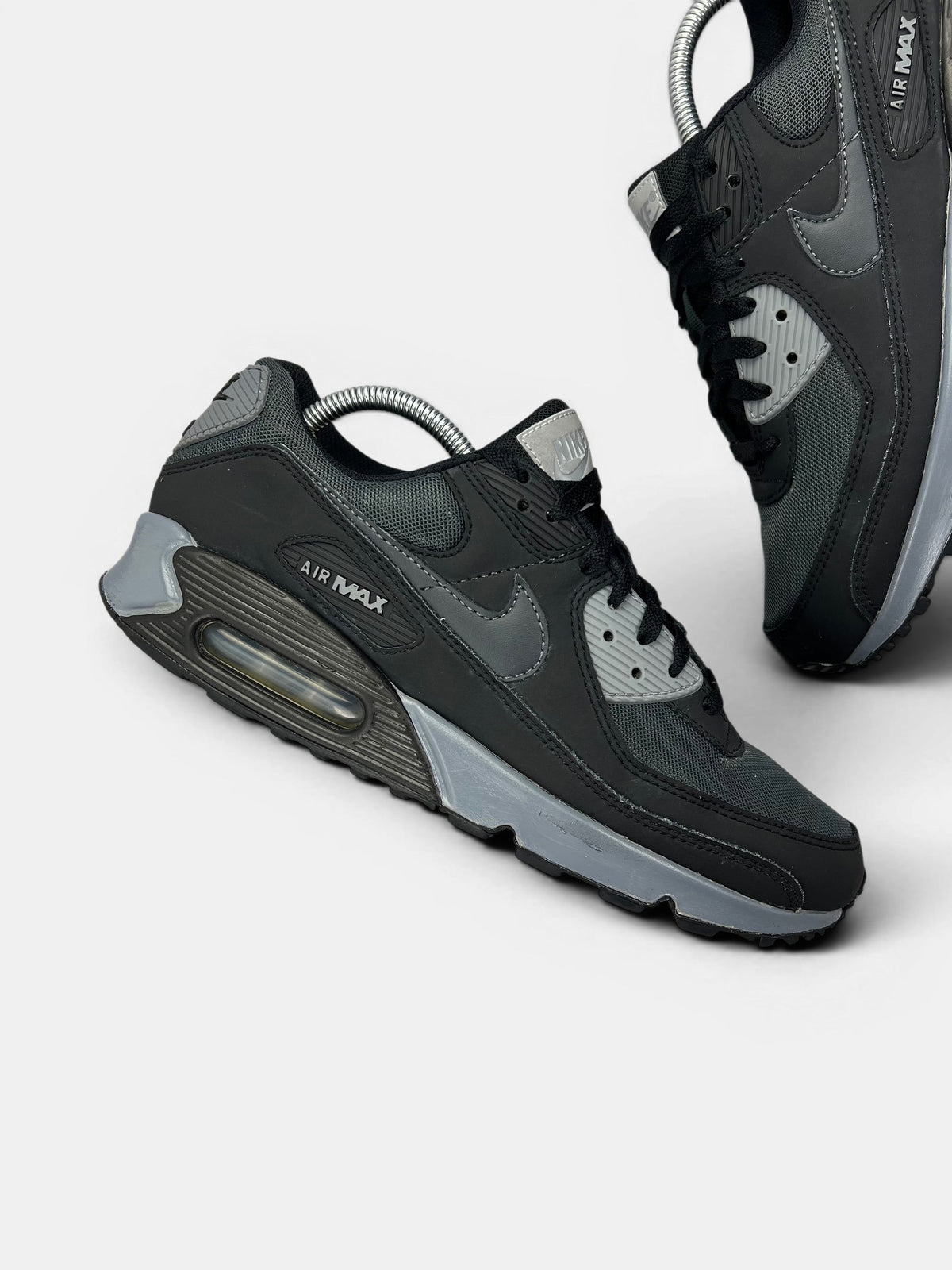 Nike Air Max 90 — buty sportowe męskie w bardzo dobrym stanie rozmiar 43, zewnętrzny panel prawego buta