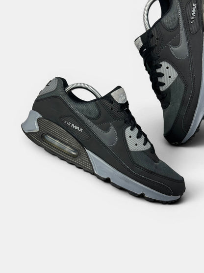 Nike Air Max 90 — buty sportowe męskie w bardzo dobrym stanie rozmiar 43, zewnętrzny panel prawego buta