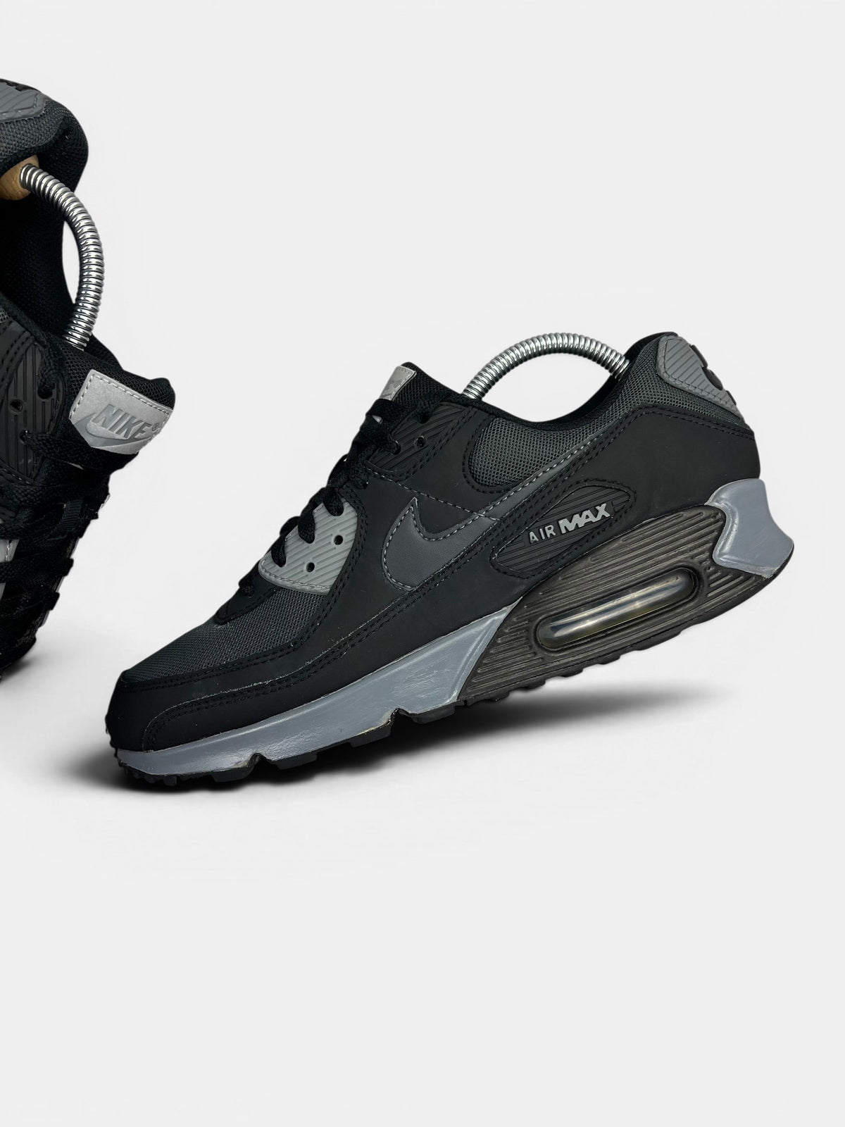Nike Air Max 90 — buty sportowe męskie w bardzo dobrym stanie rozmiar 43, zewnętrzny panel lewego buta