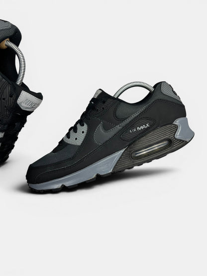 Nike Air Max 90 — buty sportowe męskie w bardzo dobrym stanie rozmiar 43, zewnętrzny panel lewego buta