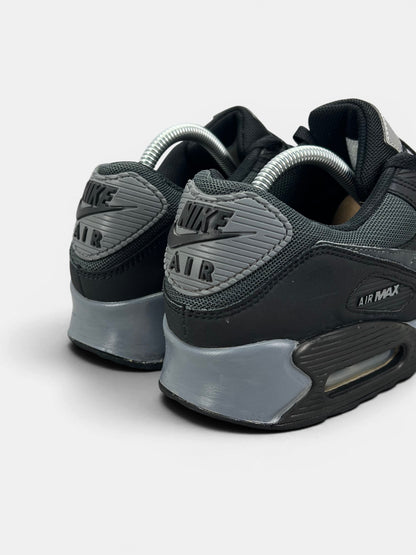 Nike Air Max 90 — buty sportowe męskie w bardzo dobrym stanie rozmiar 43, widok z tyłu