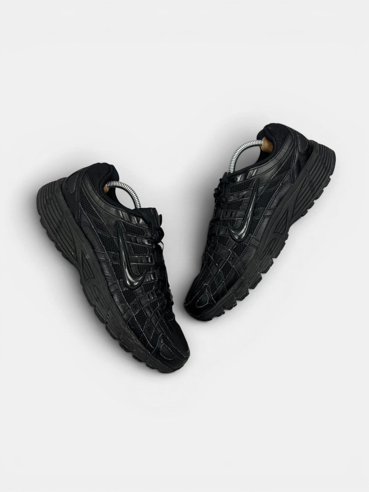 Nike P-6000 Black — buty sportowe męskie w bardzo dobrym stanie rozmiar 43, widok z góry na zewnętrzną stronę butów