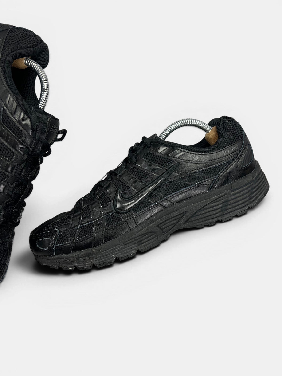 Nike P-6000 Black — buty sportowe męskie w bardzo dobrym stanie rozmiar 43, zewnętrzny panel lewego buta