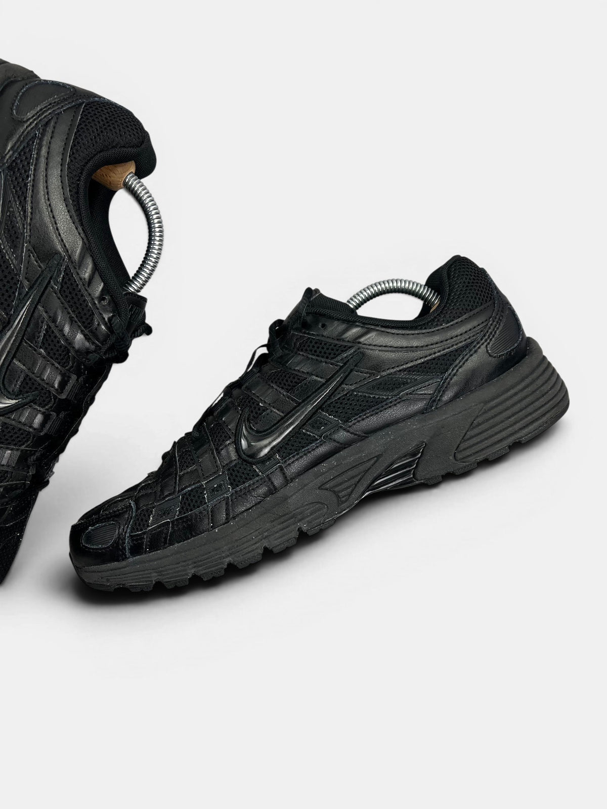Nike P-6000 Black — buty sportowe męskie w bardzo dobrym stanie rozmiar 43, wewnętrzny panel prawego buta