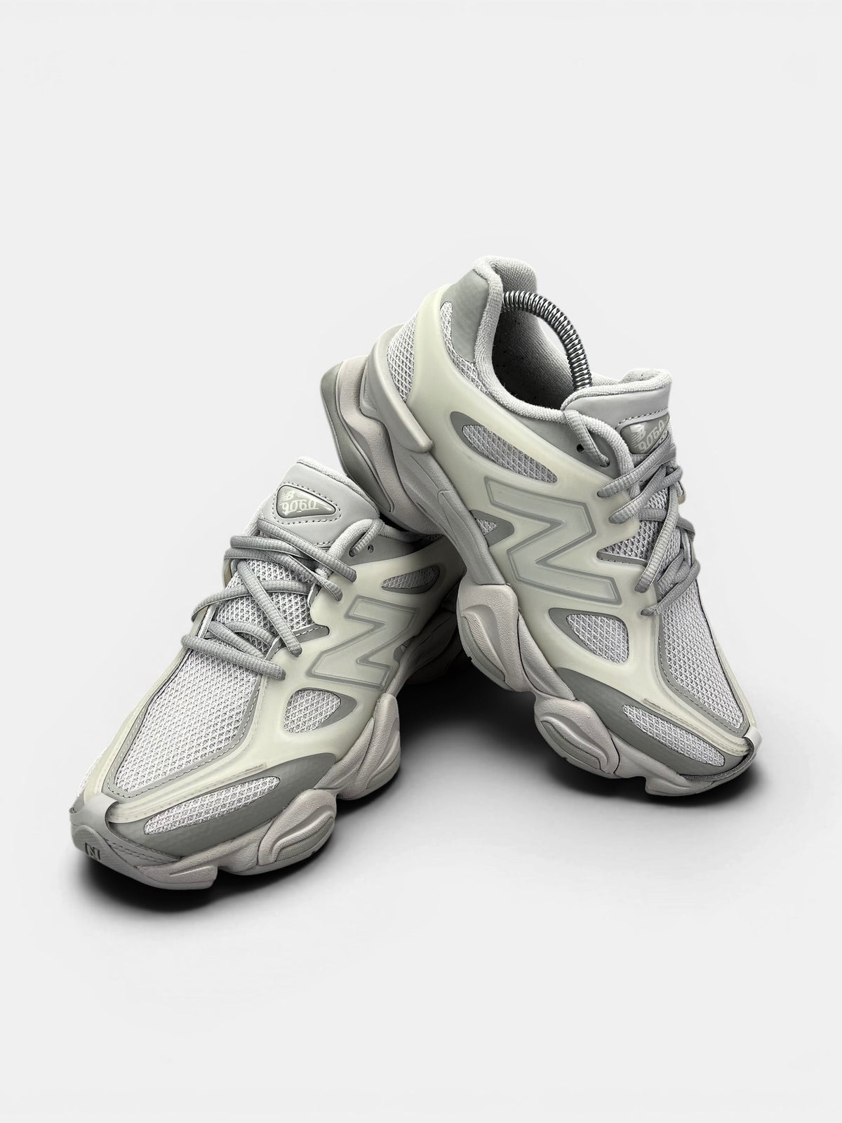 New Balance 9060 — buty sportowe damskie w bardzo dobrym stanie rozmiar 40, boczny profil
