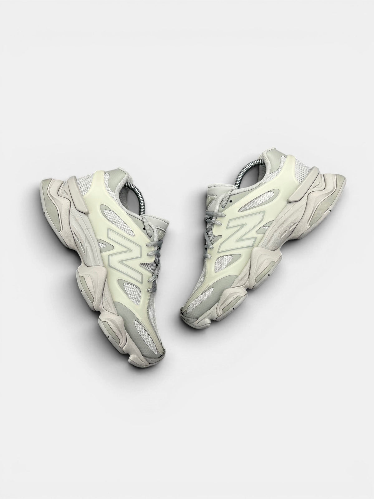 New Balance 9060 — buty sportowe damskie w bardzo dobrym stanie rozmiar 40, widok z góry na wewnętrzną stronę butów