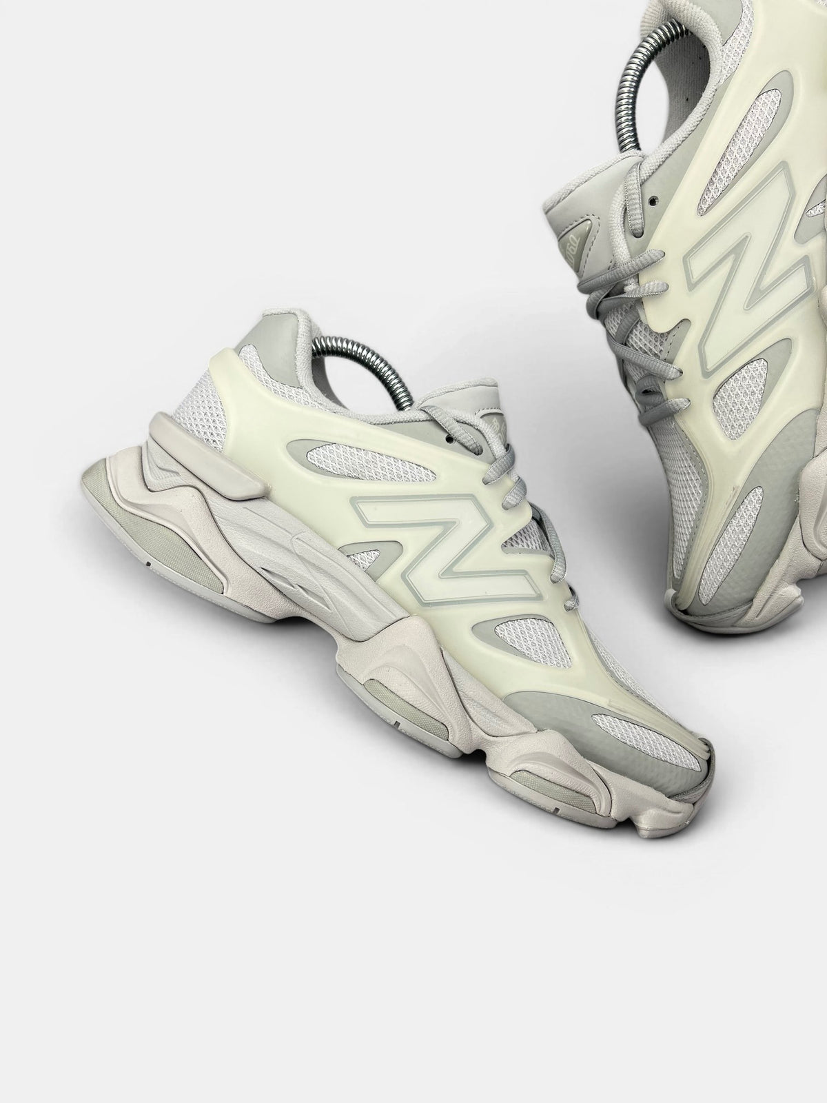 New Balance 9060 — buty sportowe damskie w bardzo dobrym stanie rozmiar 40, wewnętrzny panel lewego buta