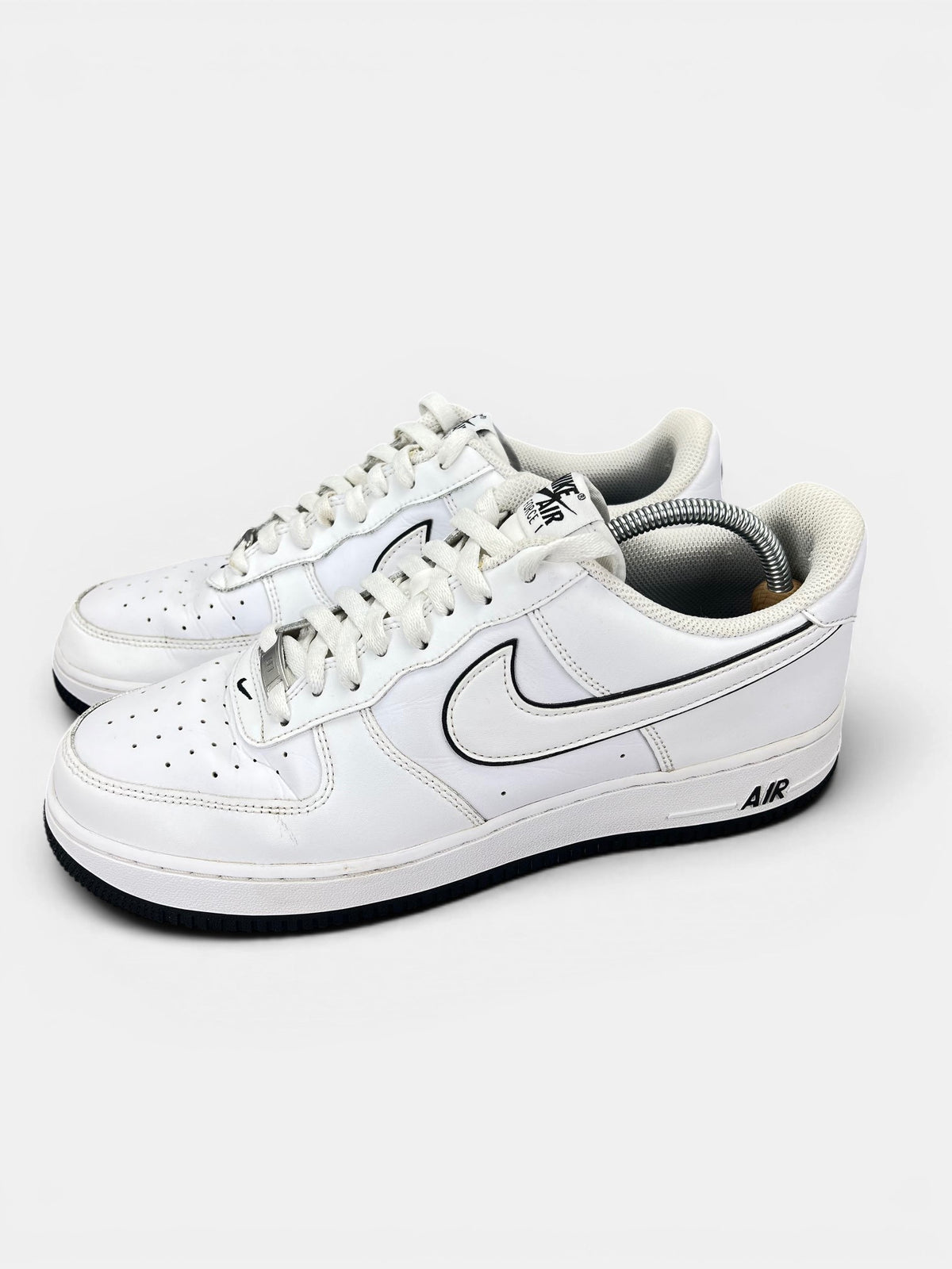 Nike Air Force 1 Low White Black Outline — buty sportowe męskie w bardzo dobrym stanie rozmiar 45.5, widok z boku
