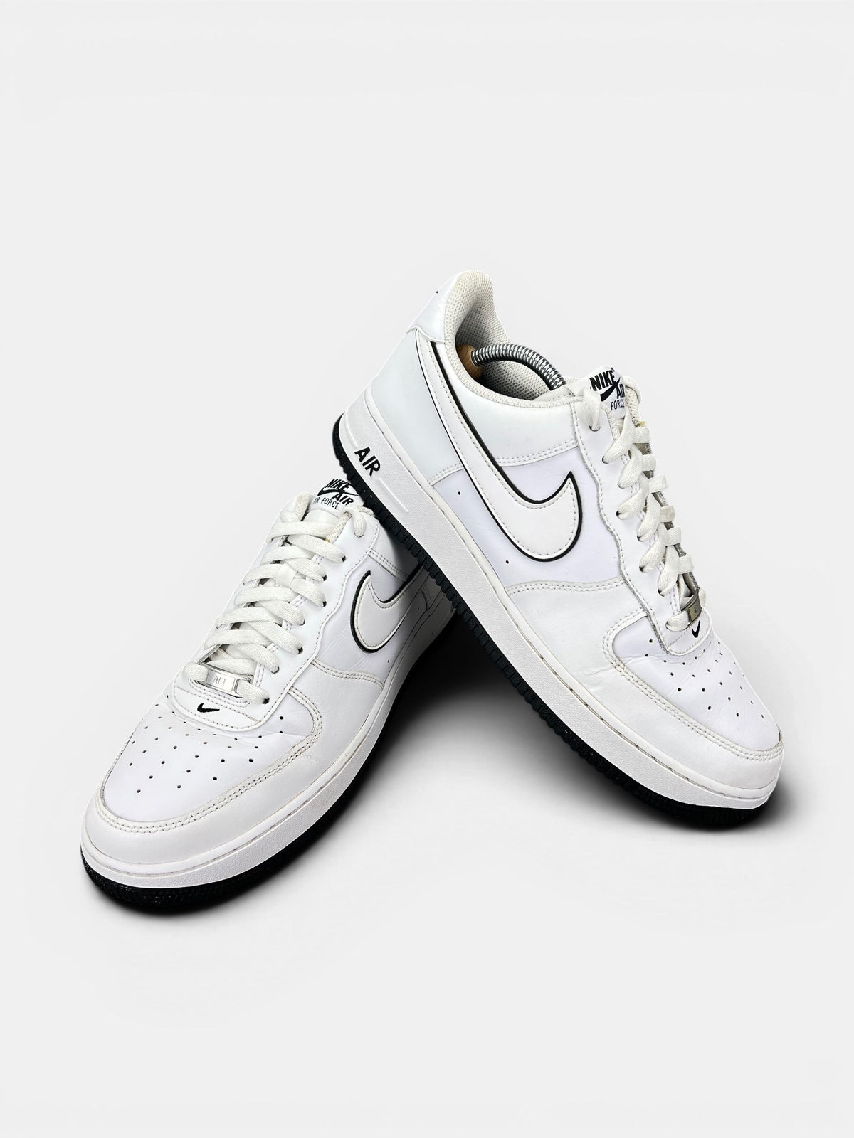 Nike Air Force 1 Low White Black Outline — buty sportowe męskie w bardzo dobrym stanie rozmiar 45.5, boczny profil