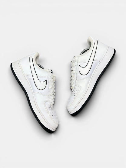 Nike Air Force 1 Low White Black Outline — buty sportowe męskie w bardzo dobrym stanie rozmiar 45.5, widok z góry na zewnętrzną stronę butów