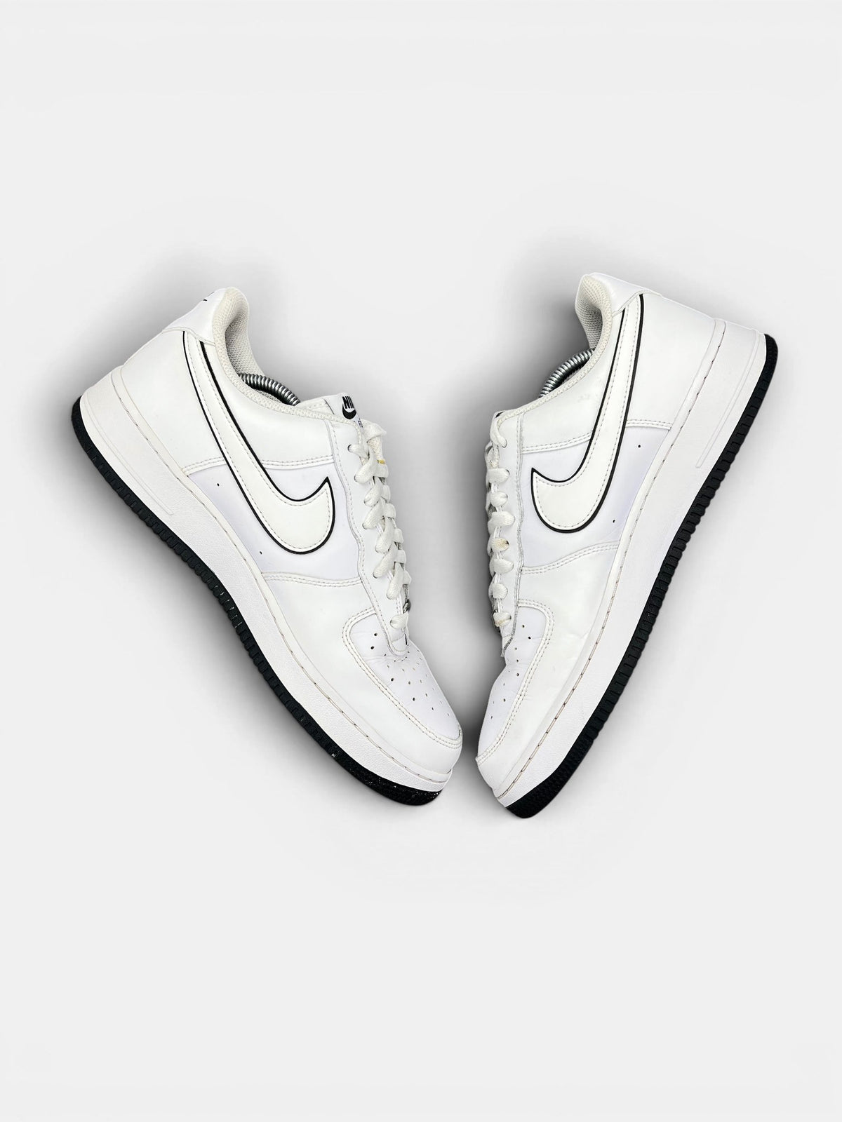 Nike Air Force 1 Low White Black Outline — buty sportowe męskie w bardzo dobrym stanie rozmiar 45.5, widok z góry na wewnętrzną stronę butów