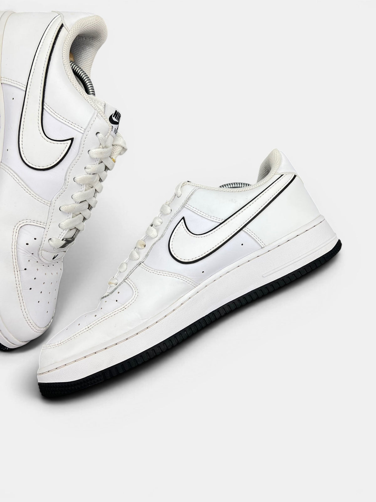 Nike Air Force 1 Low White Black Outline — buty sportowe męskie w bardzo dobrym stanie rozmiar 45.5, wewnętrzny panel prawego buta