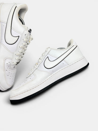 Nike Air Force 1 Low White Black Outline — buty sportowe męskie w bardzo dobrym stanie rozmiar 45.5, wewnętrzny panel prawego buta