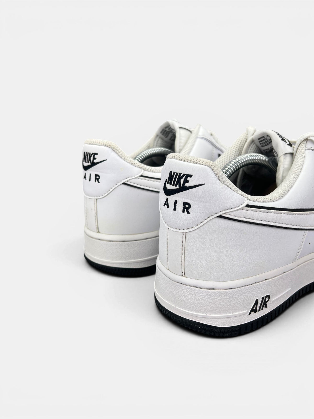 Nike Air Force 1 Low White Black Outline — buty sportowe męskie w bardzo dobrym stanie rozmiar 45.5, widok z tyłu