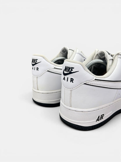 Nike Air Force 1 Low White Black Outline — buty sportowe męskie w bardzo dobrym stanie rozmiar 45.5, widok z tyłu