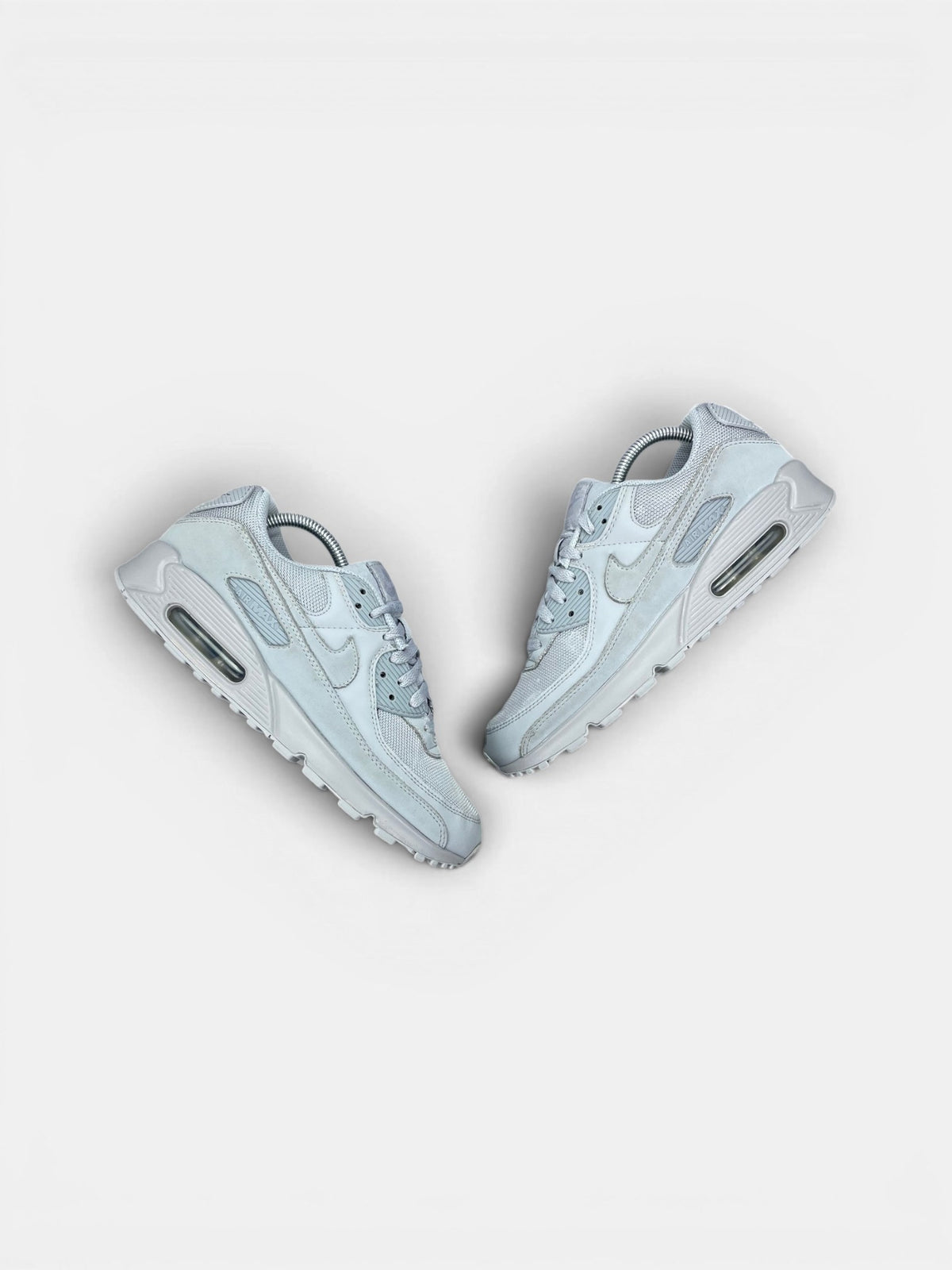 Nike Air Max 90 Wolf Grey — buty sportowe męskie w bardzo dobrym stanie rozmiar 43, widok z góry na zewnętrzną stronę butów