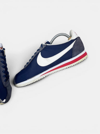 Nike Classic Cortez Midnight Navy — buty sportowe męskie w bardzo dobrym stanie rozmiar 42.5, wewnętrzny panel prawego buta