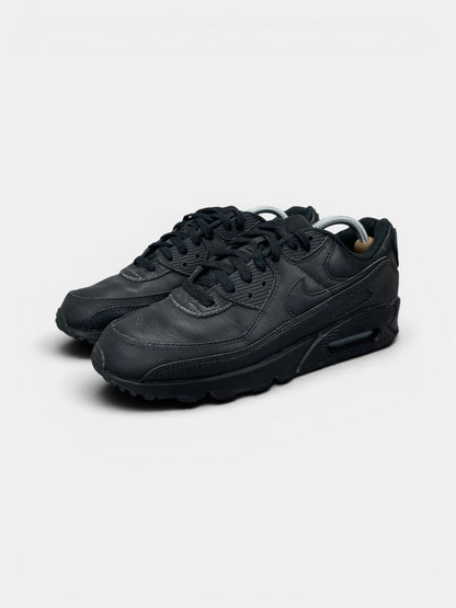 Nike Air Max 90 Triple Black — buty sportowe męskie w bardzo dobrym stanie rozmiar 43, widok z boku
