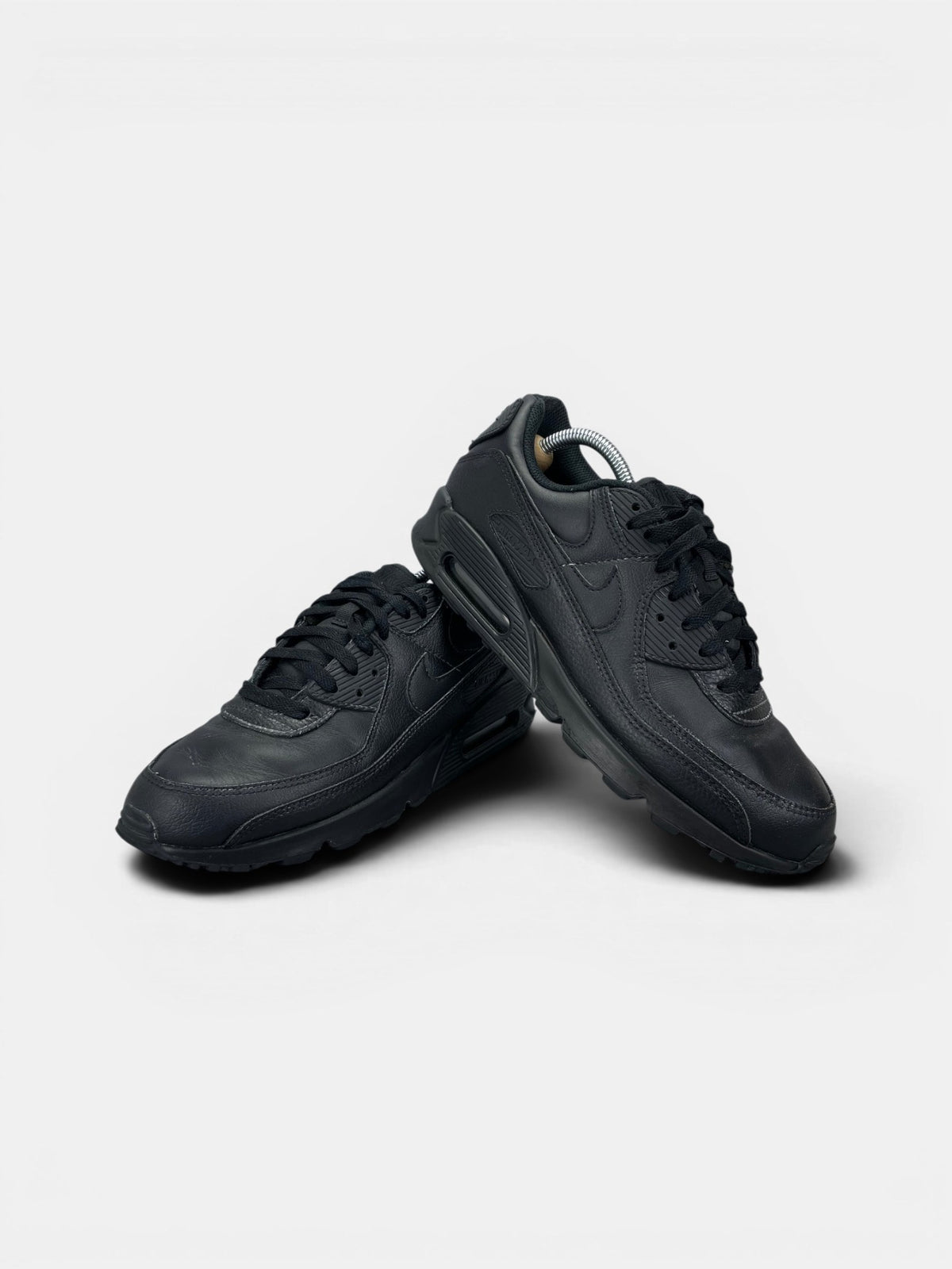 Nike Air Max 90 Triple Black — buty sportowe męskie w bardzo dobrym stanie rozmiar 43, boczny profil