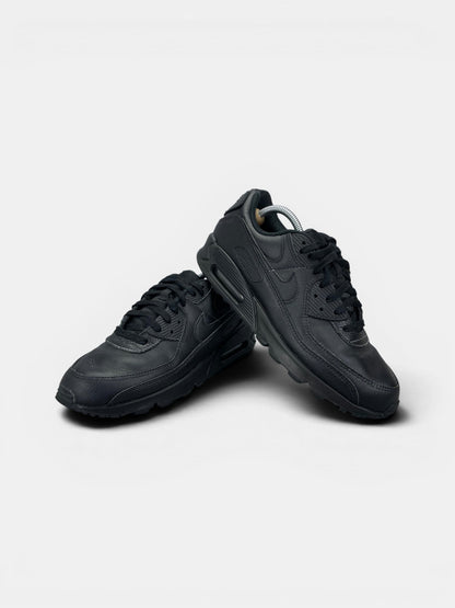 Nike Air Max 90 Triple Black — buty sportowe męskie w bardzo dobrym stanie rozmiar 43, boczny profil