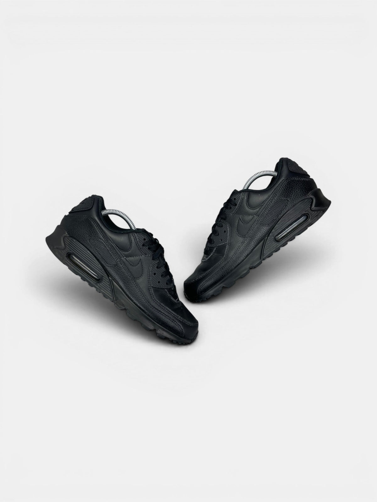 Nike Air Max 90 Triple Black — buty sportowe męskie w bardzo dobrym stanie rozmiar 43, widok z góry na zewnętrzną stronę butów