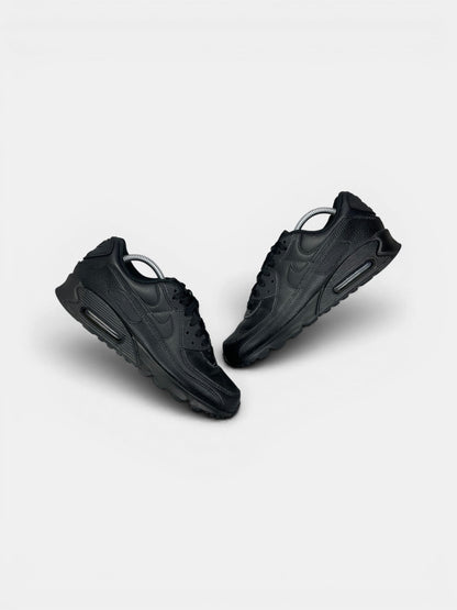 Nike Air Max 90 Triple Black — buty sportowe męskie w bardzo dobrym stanie rozmiar 43, widok z góry na zewnętrzną stronę butów
